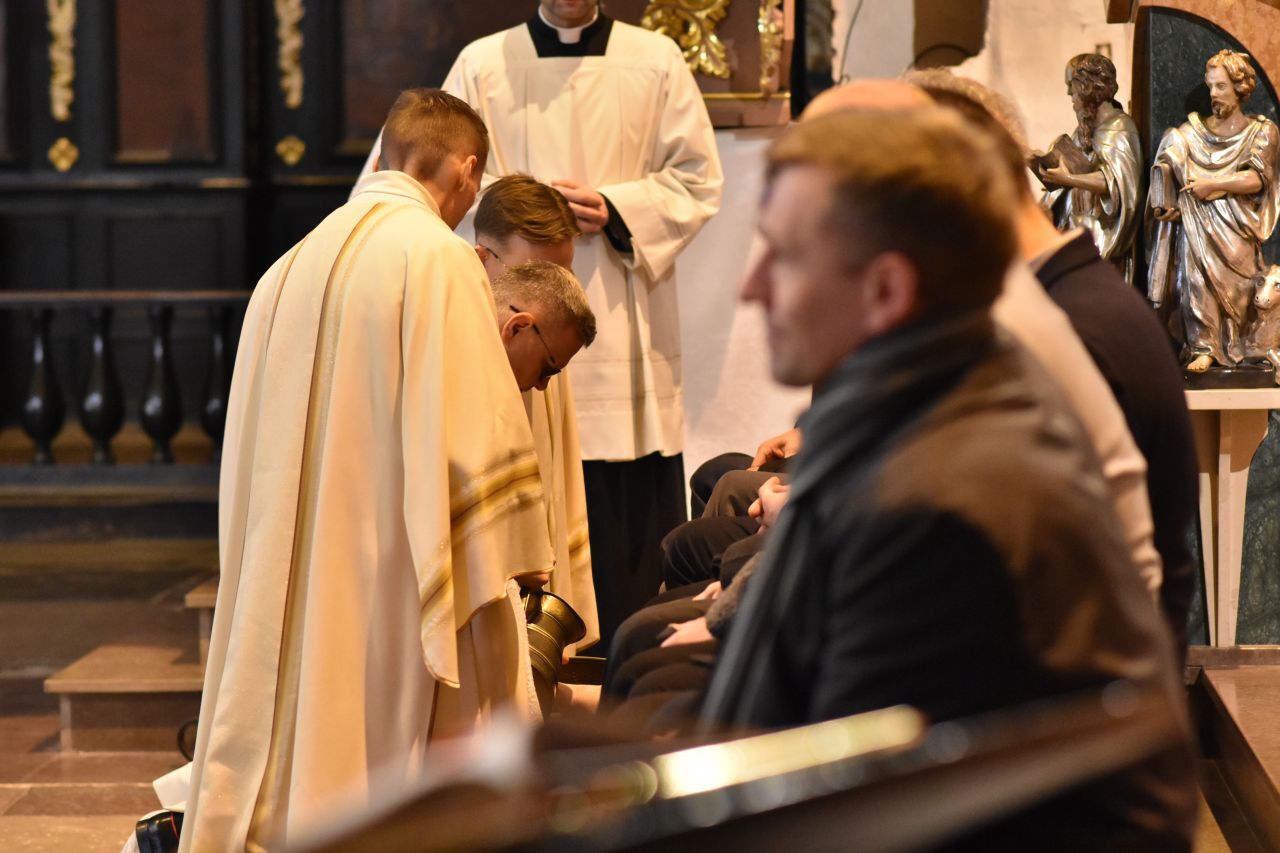 You are currently viewing Liturgia Wielkiego Czwartku w toruńskiej katedrze