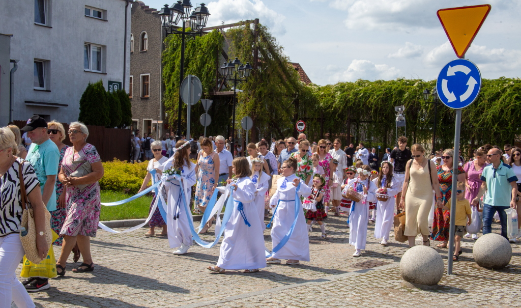 You are currently viewing Zapraszamy dzieci komunijne które chcą sypać kwiaty i nieść emblematy religijne w procesji Odpustu Lipskiego