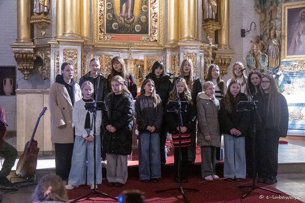 You are currently viewing Fotorelacja z koncertu parafialnego zespołu ,,Tchnienie”