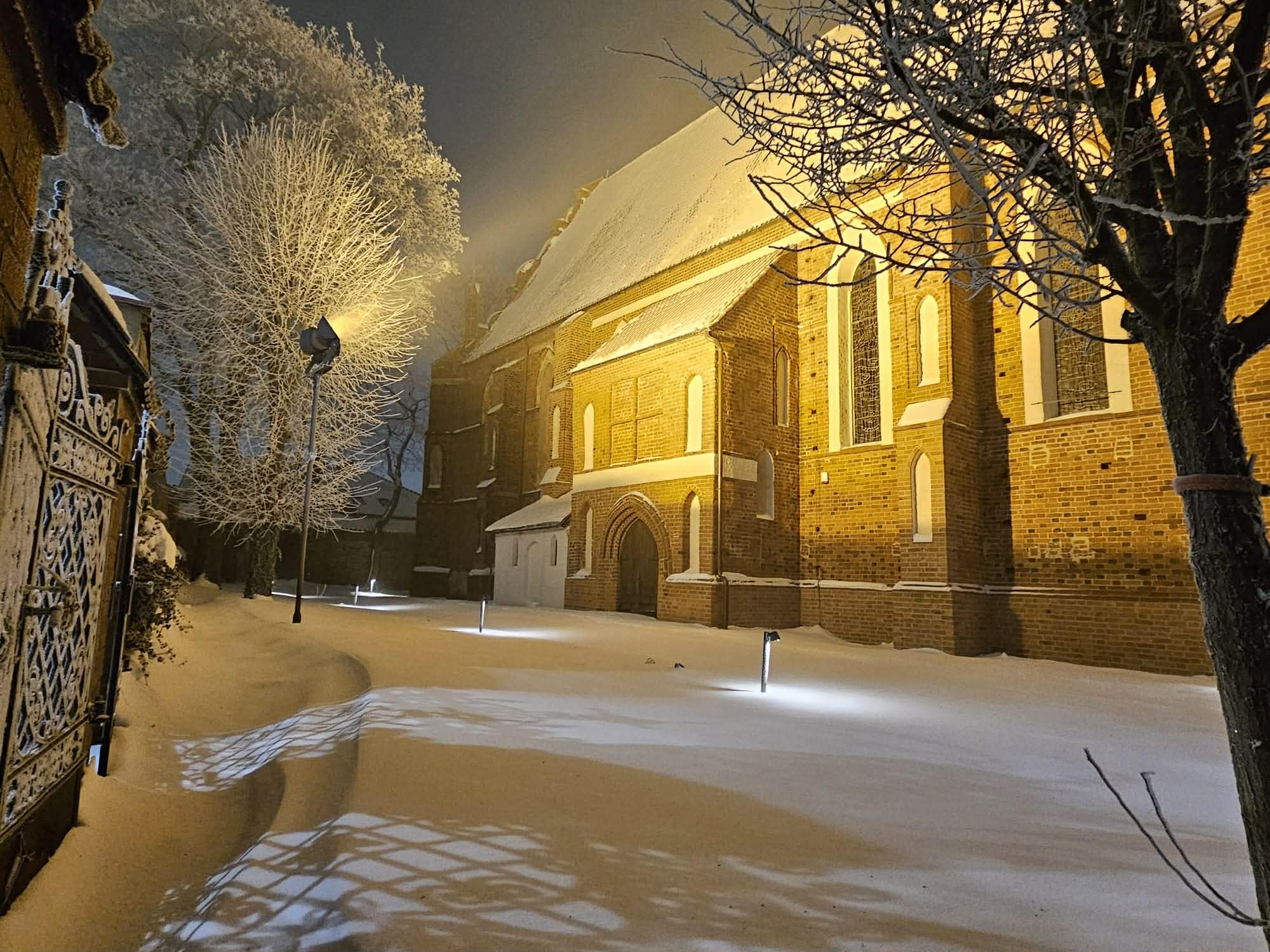 You are currently viewing Zimowa aura wokół naszej świątyni