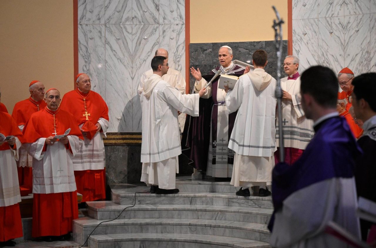 You are currently viewing Papież Leon XIV: poczuć w popiele ciężar płonącego świata